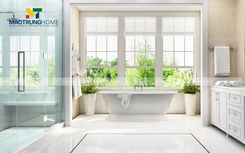 Nhà vệ sinh thiết kế bồn tắm to gần cửa sổ đón ánh sáng