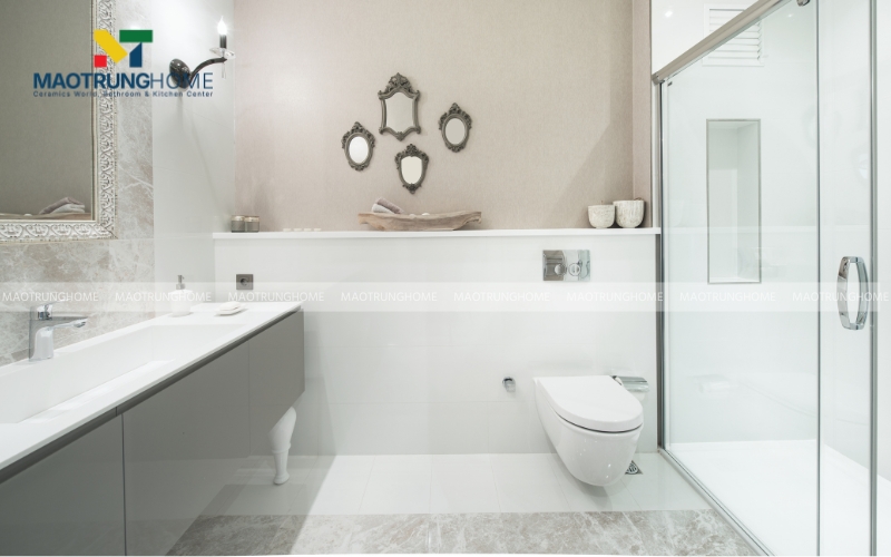 Nhà vệ sinh tối giản với tông màu trắng chủ đạo