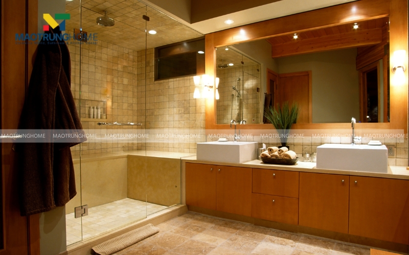 Nhà vệ sinh có tủ gỗ tự nhiên kết hợp gam màu vàng ấm áp