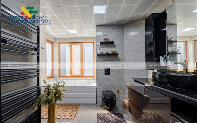 Nhà vệ sinh tạo điểm nhấn với bồn cầu và tủ lavabo màu đen cá tính