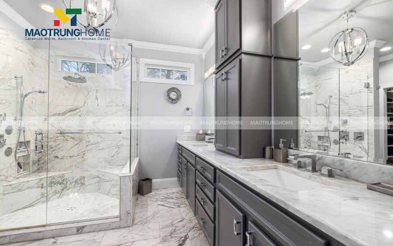 Không gian nhà vệ sinh 6m2 tối giản với gạch màu xám ghi