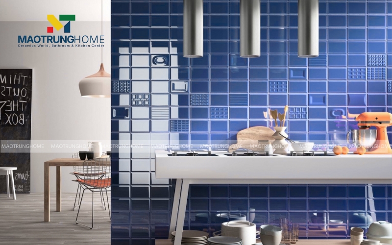 Góc phòng bếp ốp gạch màu xanh cho gia chủ mệnh mộc