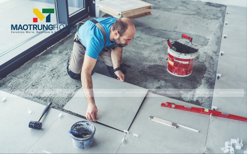 Chuẩn bị đầy đủ các vật dụng cần cho quy trình ốp gạch mosaic