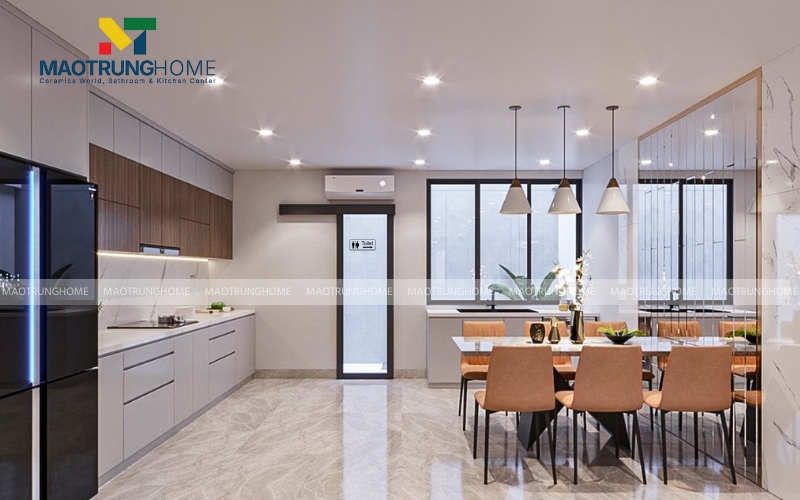 Nhà bếp và nhà vệ sinh cách nhau bởi cửa kính mờ