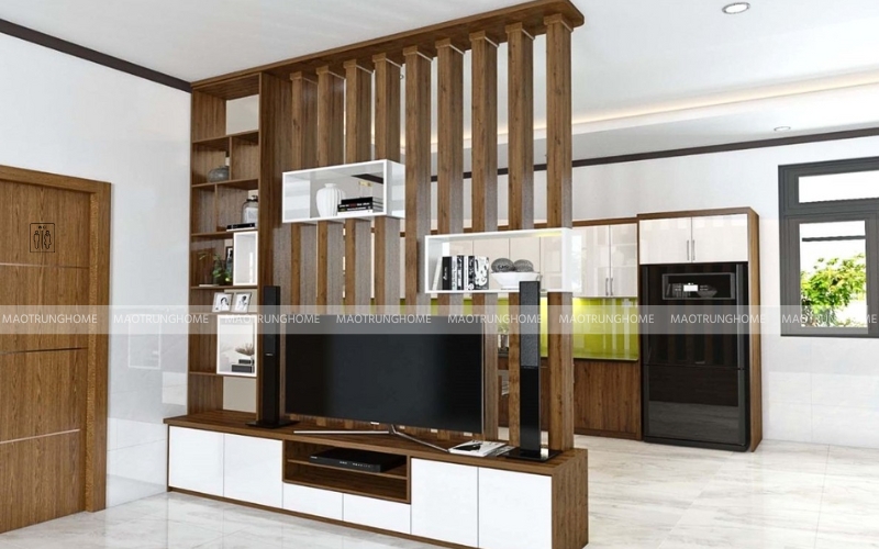 Kệ gỗ được thiết kế trở thành vách ngăn chia không gian