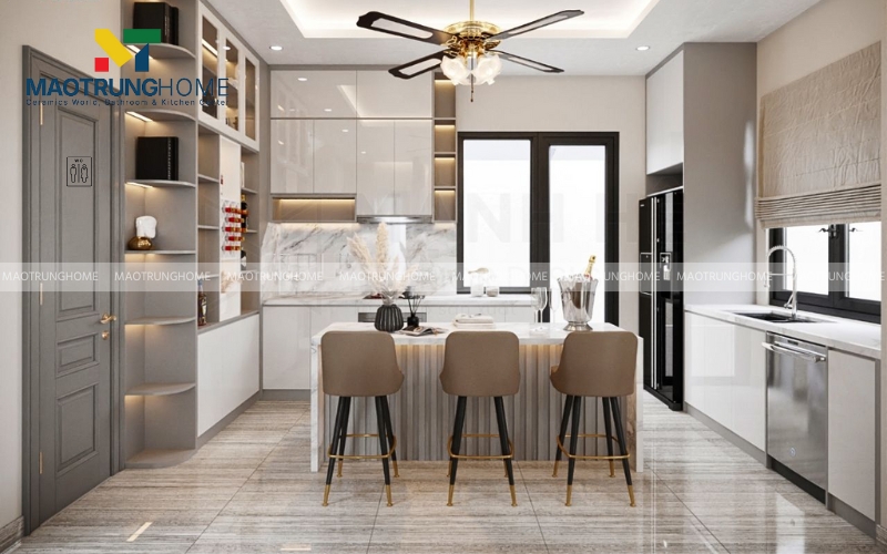 Nhà bếp phong cách hiện đại gần nhà vệ sinh