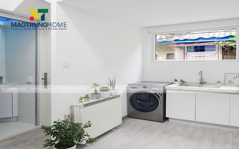 Nhà bếp phong cách hiện đại tông màu trắng đối diện nhà vệ sinh