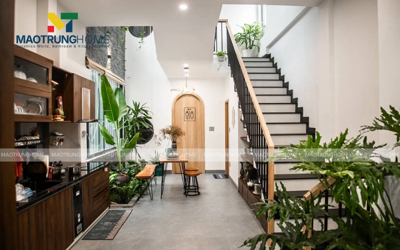 Nhà bếp gần gũi với thiên nhiên đối diện nhà vệ sinh cửa gỗ