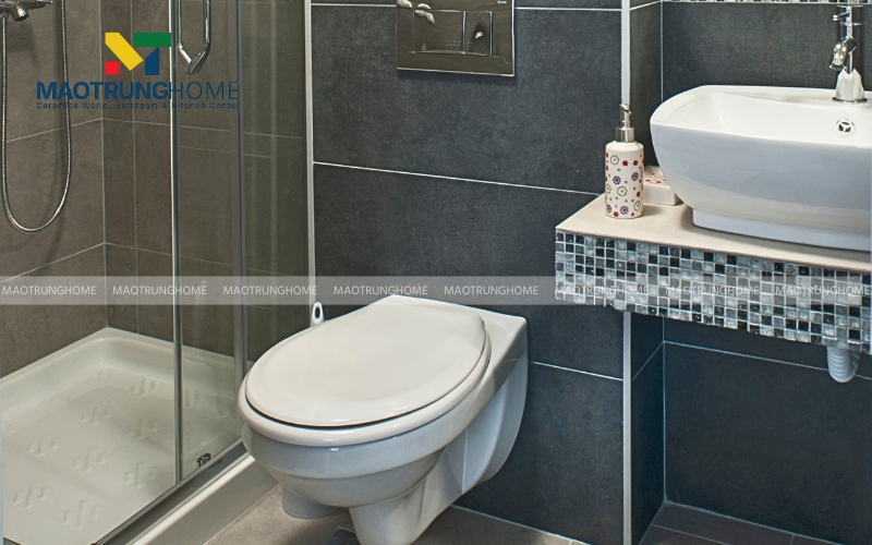 Ốp gạch vân đá tông màu tối sạch sẽ