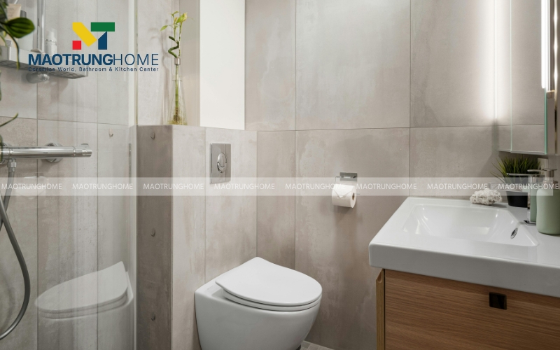 Nhà vệ sinh 3m2 phong cách Scandinavian ấm cúng với tường ốp gạch giả đá và tủ lavabo gỗ tự nhiên