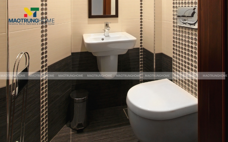 Nhà vệ sinh 3m2 phong cách ấm cúng với đèn vàng 