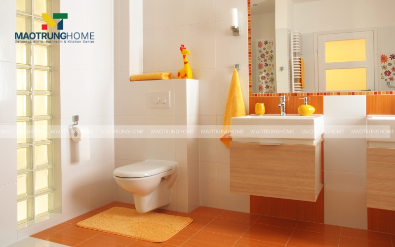 Nhà vệ sinh 3m2 tạo điểm nhấn với gạch thẻ lát sàn màu cam