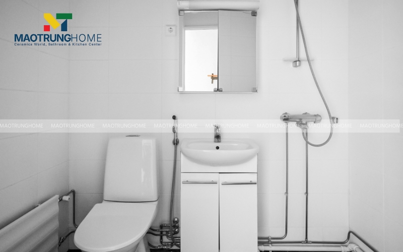 Nhà vệ sinh 3m2 sử dụng tông màu trắng chủ đạo