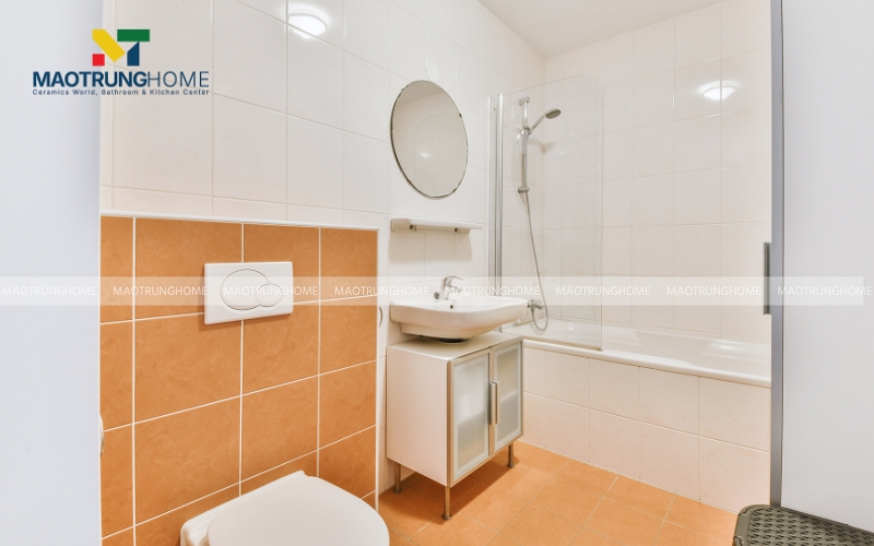 Nhà vệ sinh 3m2 tạo điểm nhấn với gạch thẻ ốp tường và gạch lát sàn màu cam