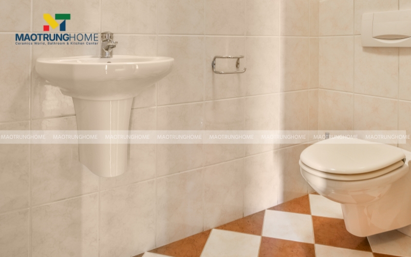 Nhà vệ sinh 3m2 tạo điểm nhấn với gạch thẻ lát sàn màu cam, trắng 