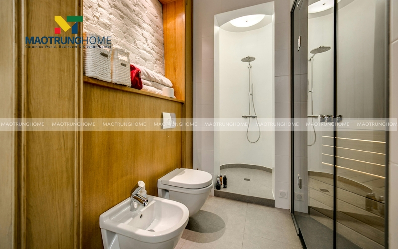 Nhà vệ sinh 3m2 phong cách tối giản với gạch ốp tường màu trắng và thiết bị vệ sinh treo tường