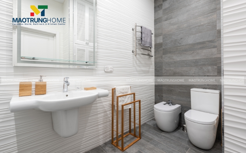 Không gian nhà vệ sinh 3m2 thanh lịch với tông màu xám chủ đạo