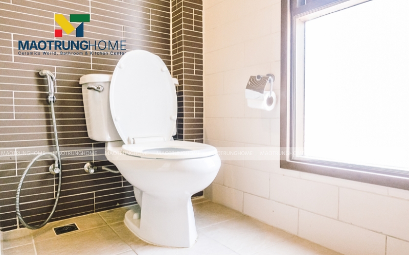 Nhà vệ sinh 4m2 phong cách tối giản với gam màu trắng chủ đạo