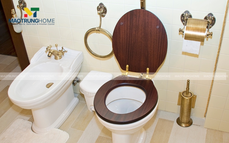 Chi tiết phụ kiện bằng đồng thau và gỗ tự nhiên trong thiết kế nhà vệ sinh phong cách Đông Dương