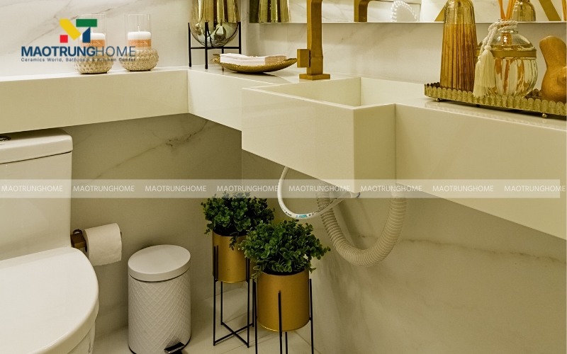 Nhà vệ sinh trang trí nhiều cây xanh cùng với thiết bị vệ sinh bằng sứ cao cấp