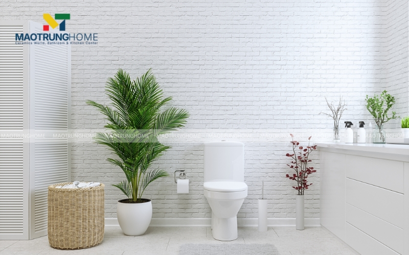 Nhà vệ sinh tông chủ đạo màu trắng điểm nhấn mát mắt với những chậu cây xanh