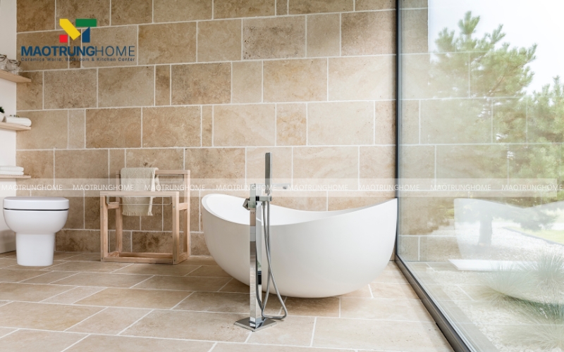 Nhà vệ sinh phong cách nhiệt đới với thiết kế mở, có cửa kính lớn nhìn thẳng ra khu vườn xanh mát