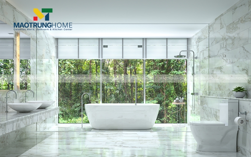 Toàn cảnh nhà vệ sinh khách sạn 5 sao sang trọng với bồn tắm độc lập và gạch ốp tường khổ lớn