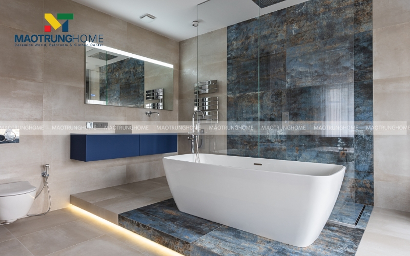 Cận cảnh bề mặt gạch porcelain khổ lớn vân đá cẩm thạch Calacatta ốp tường nhà vệ sinh 5 sao