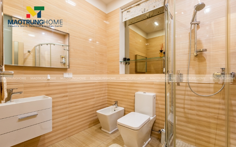 Nhà vệ sinh với bồn cầu sứ cao cấp và khu vực tắm đứng