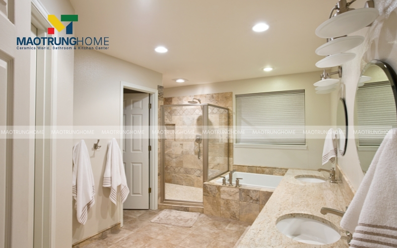 Toàn cảnh nhà vệ sinh phong cách tân cổ điển sang trọng với tường ốp gạch porcelain vân đá tinh tế