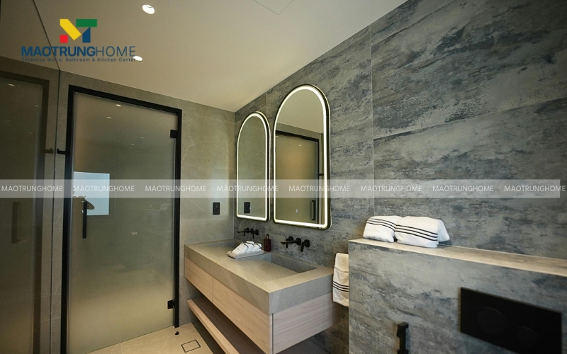 Điểm nhấn bởi gạch ốp tường vân đá xám đen 