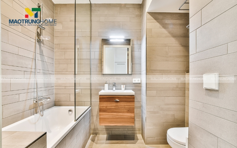 Sự kết hợp giữa màu trắng chủ đạo và các chi tiết gỗ sồi trong thiết kế nhà vệ sinh 5m2 Scandinavian