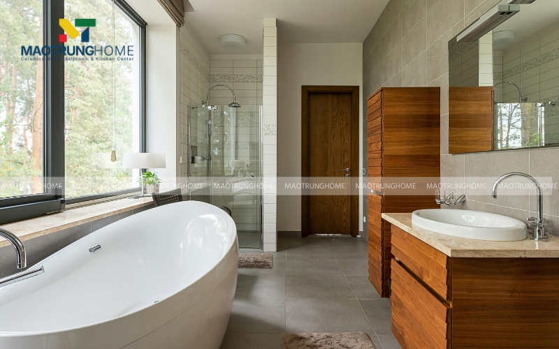 Mang thiên nhiên vào nhà vệ sinh 5m2 bằng cách đặt các chậu cây nhỏ trên bệ cửa sổ