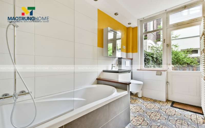 Bồn tắm lớn đối diện với cửa sổ nhìn ra bên ngoài