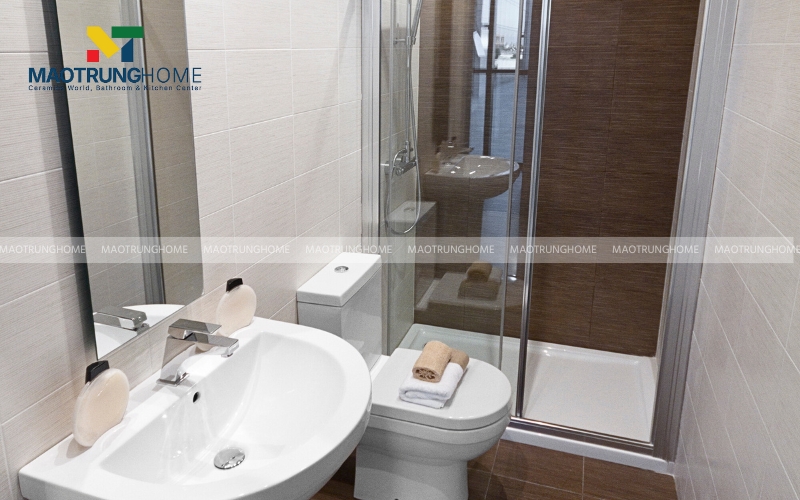 Khu vực tắm đứng có vách kính không khung trong phòng tắm 5m2, giữ cho sàn nhà luôn khô ráo