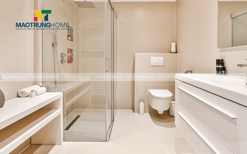 Không gian nhà vệ sinh 5m2 trông rộng rãi và liền mạch hơn nhờ sử dụng vách kính tắm trong suốt