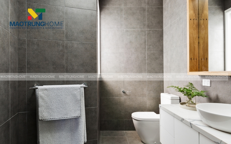 Phòng tắm 5m2 thanh lịch với tông màu trắng-xám chủ đạo