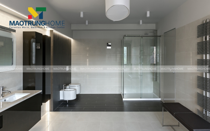 Vách kính trong suốt giúp không gian phòng tắm nhỏ trở nên thoáng đãng hơn