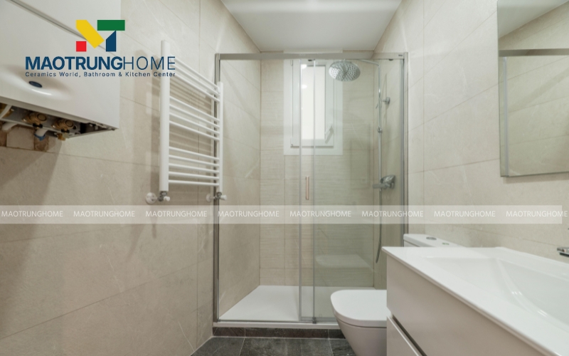 Phòng tắm nhỏ với khu vực tắm đứng bằng kính