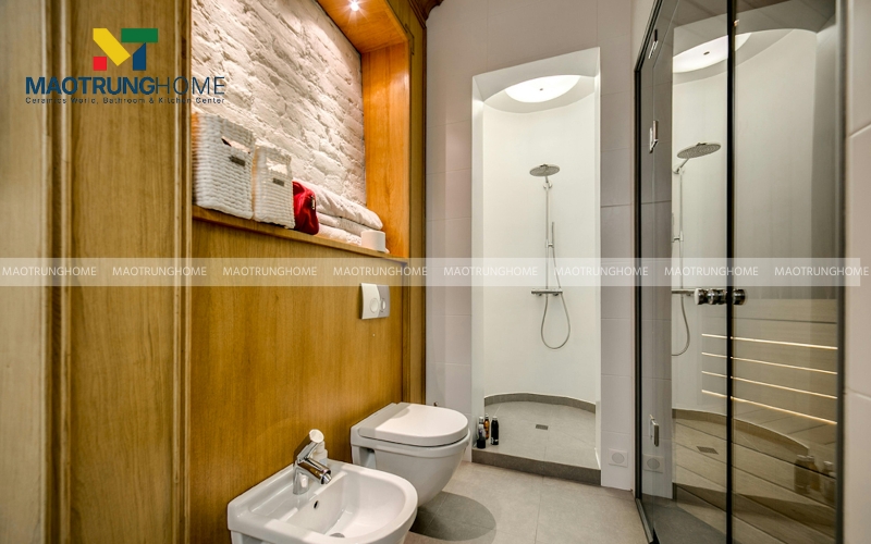 Phòng tắm kính nhỏ kết hợp tường giả gỗ