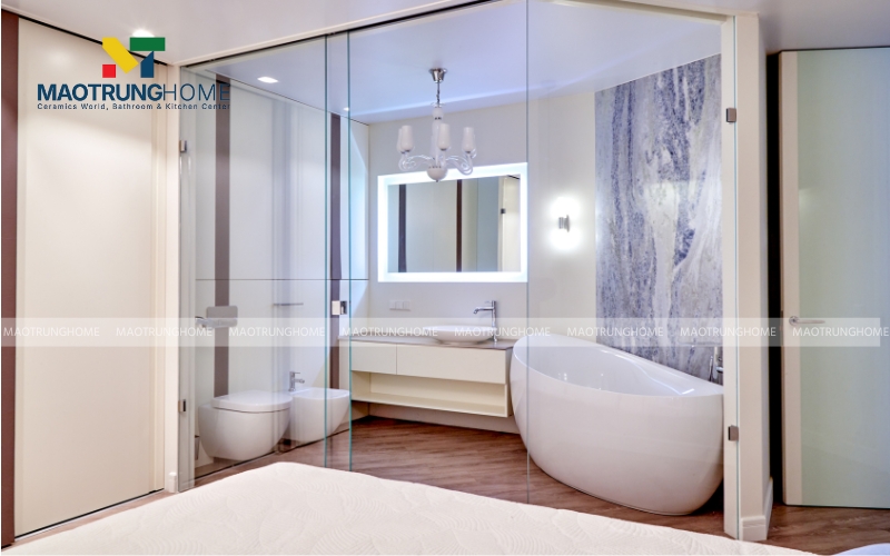 Phòng ngủ master hiện đại với một khối phòng tắm bằng kính trong suốt