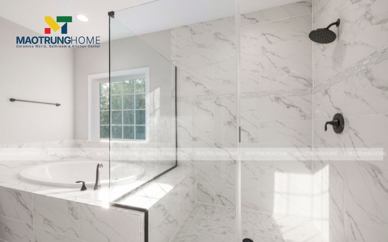 Cabin tắm kính không khung kết hợp với tường ốp gạch porcelain khổ lớn vân đá