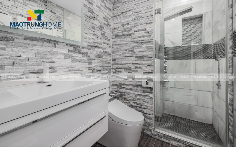 Cabin tắm kính không khung kết hợp với tường ốp gạch giả đá