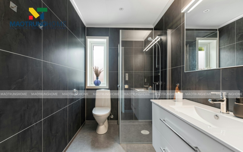 Cabin tắm kính không khung kết hợp với tường ốp gạch vân đá màu đen
