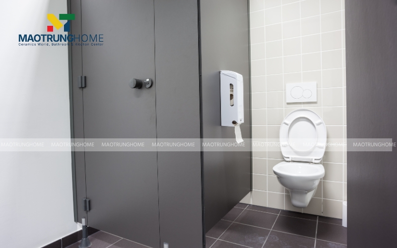 Nhà vệ sinh có bồn cầu kích thước nhỏ