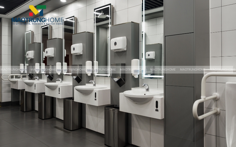 Nhà vệ sinh sang trọng được lát gạch men cao cấp