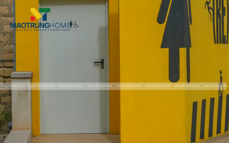 Nhà vệ sinh công phải là lối đi không bậc cấp