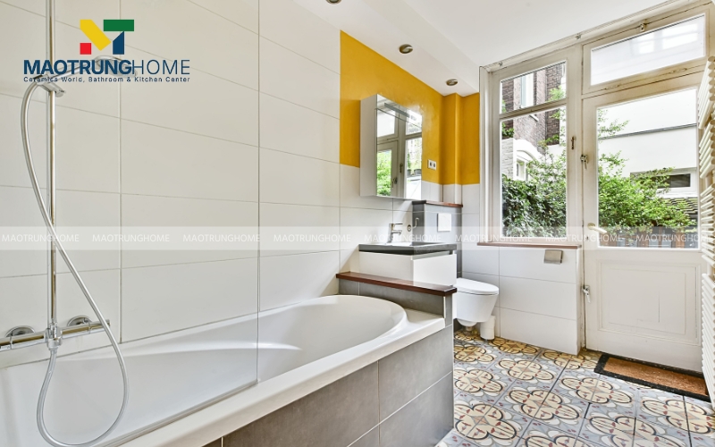 Nhà tắm ngoài trời lát sàn bằng gạch bông