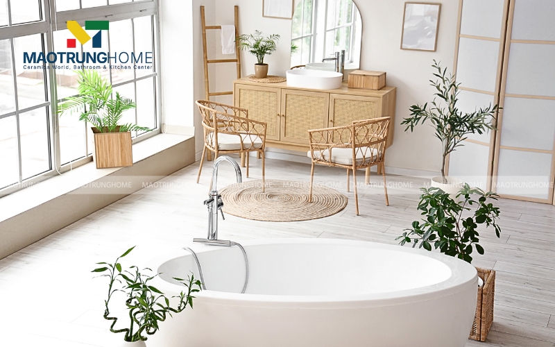 Nhà vệ sinh ngoài trời phong cách Địa Trung Hải với tường trắng