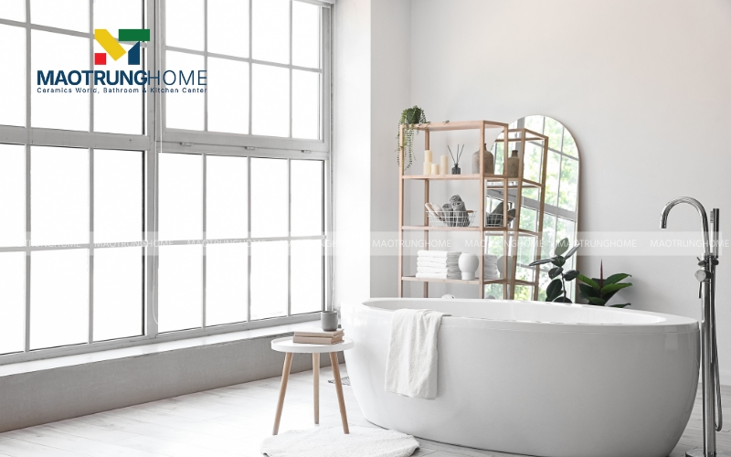 Không gian nhà vệ sinh Địa Trung Hải phóng khoáng với tường trắng và tầm nhìn rộng